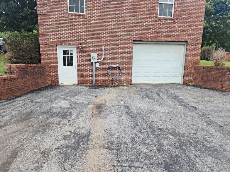 Building Photo - 515 Willis Martin Rd