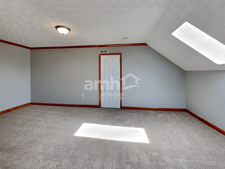 Building Photo - 2025 Graybrook Dr