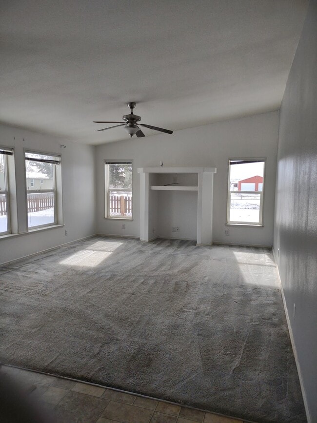 Building Photo - 951 Bonneville St
