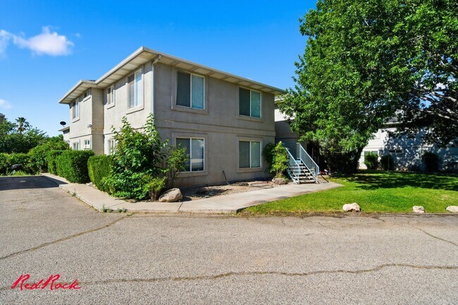 Building Photo - Newly Updated and Move-In Ready 3 bedroom Townhome!