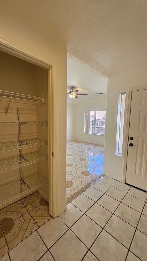 Building Photo - 3 bed 2 bath
