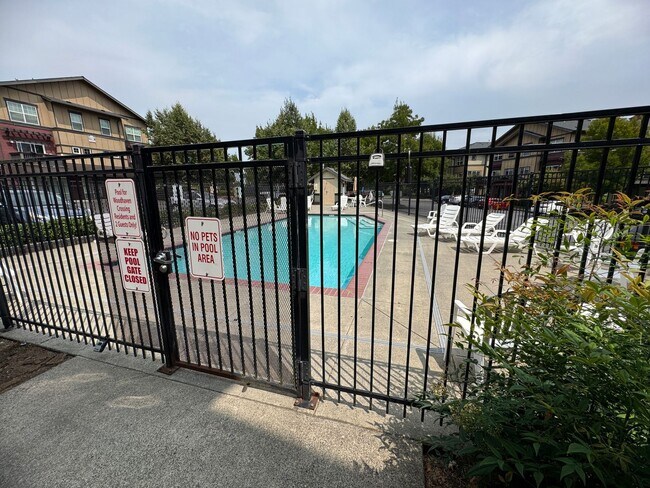 Building Photo - Beautiful 1br Condo in Sherwood. End unit ...