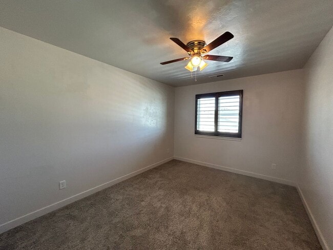 Building Photo - Modern Townhome