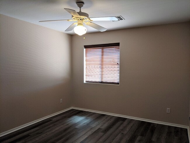 Building Photo - 4 Bedroom Home Near W Southern Ave and S 7...