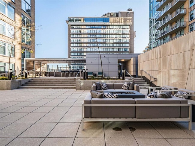 Building Photo - 400 Army Navy Dr