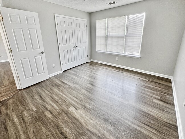 Building Photo - 140 Pinewood Dr
