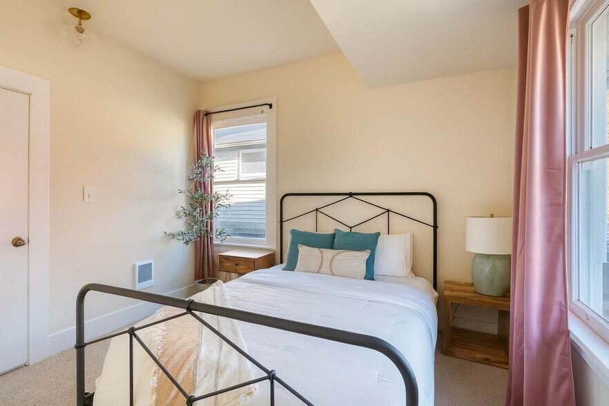 Building Photo - 502 NE 29th Ave