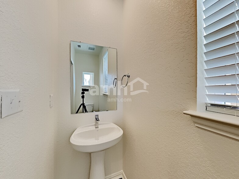 Building Photo - 2717 Lillybrook Ln