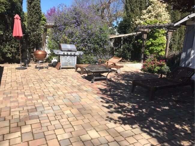 Building Photo - 382 Gifford Ave