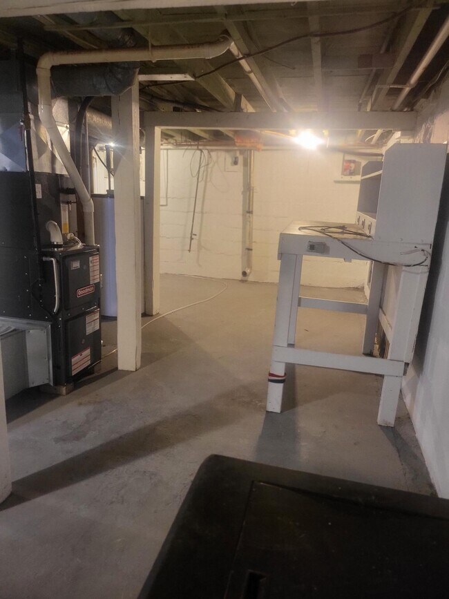 Large Dry Basement - 93 West St