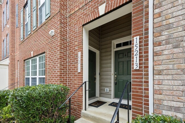 Building Photo - Stunning 2 bed 2.5 bath 2-story condo/townhome