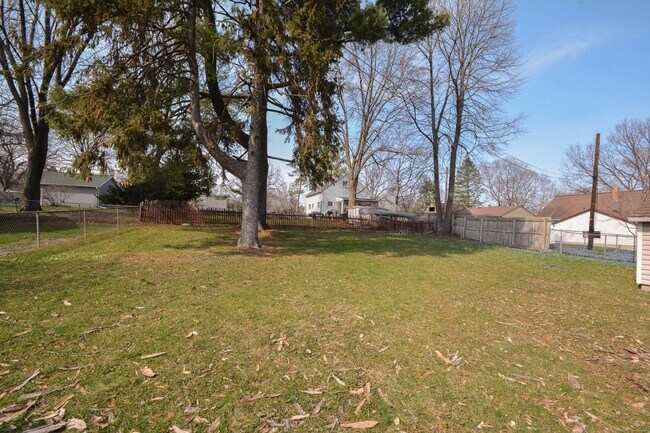 Building Photo - Spacious ranch style home in amazing Lowertown location!