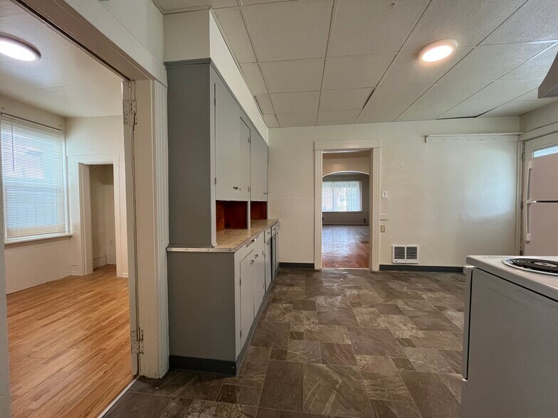 Building Photo - 445 Smithers Ave S
