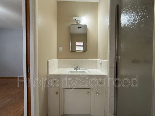 Building Photo - 1537 Maplewood Dr