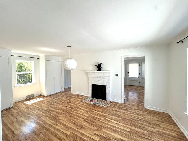 Building Photo - Charming 3BD, 1BA Beach House Near Alki