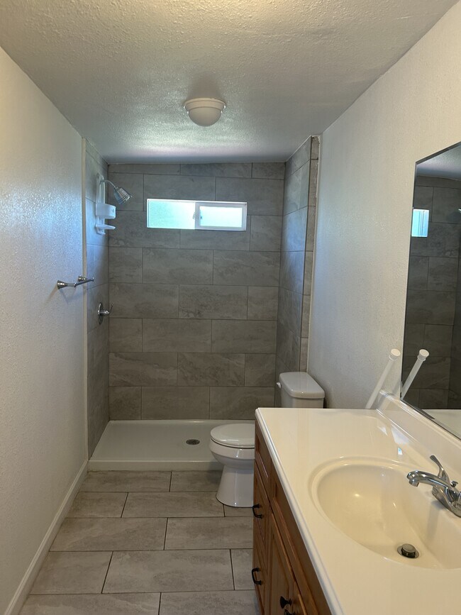 Building Photo - 1301 Higbee Dr