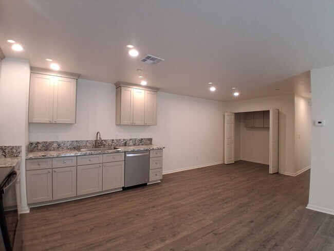 Building Photo - 3016 Lake Park Ct