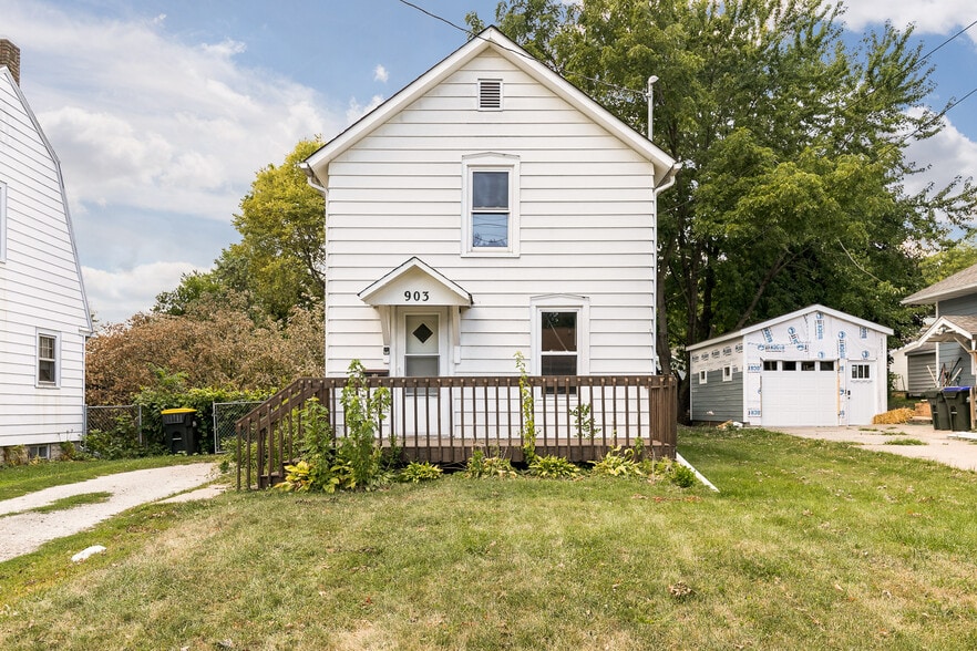 Building Photo - 903 Hudson Ave