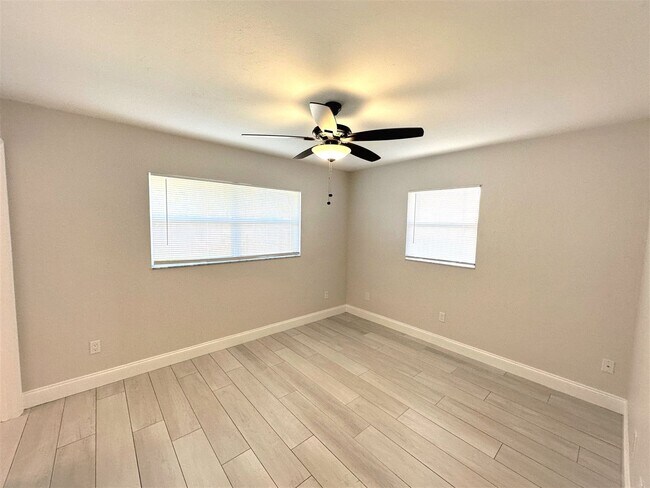 Building Photo - ** CENTRAL NAPLES ** 3 BED + DEN / 2 BATH ** GARAGE - NO HOA! ** ANNUAL RENTAL **