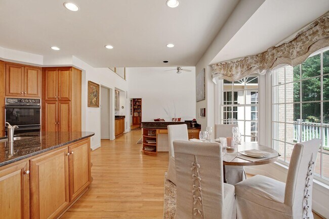 Building Photo - 11101 Willowbrook Dr