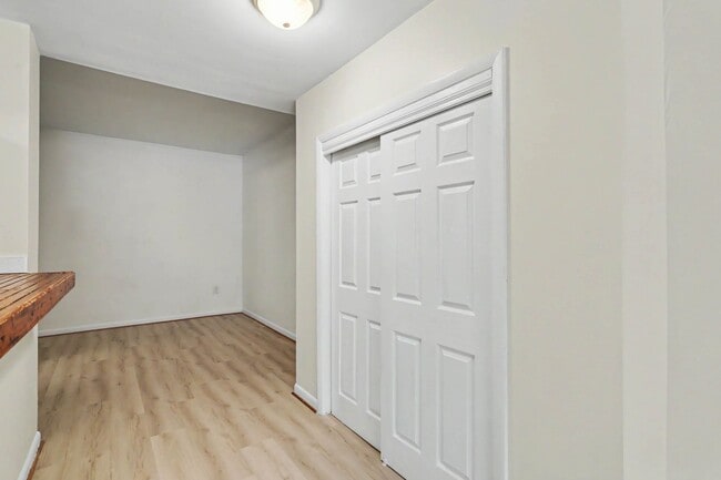 Building Photo - Spacious Studio condo