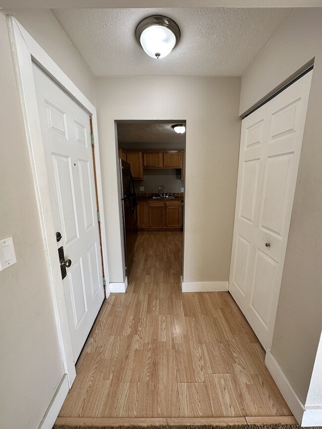 Building Photo - Villas of Cascade 2 Bedroom Condo Upper Unit