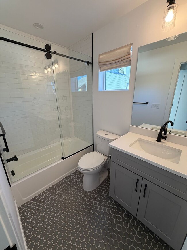 Building Photo - Gorgeous Sunnyside 4 bedroom home with rooftop patio