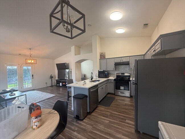 Building Photo - 3 bedrooms, 2 full bathrooms single-story home located in the heart of Visalia, CA.