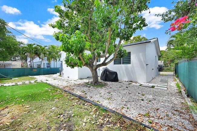 Building Photo - 876 NE 81st St