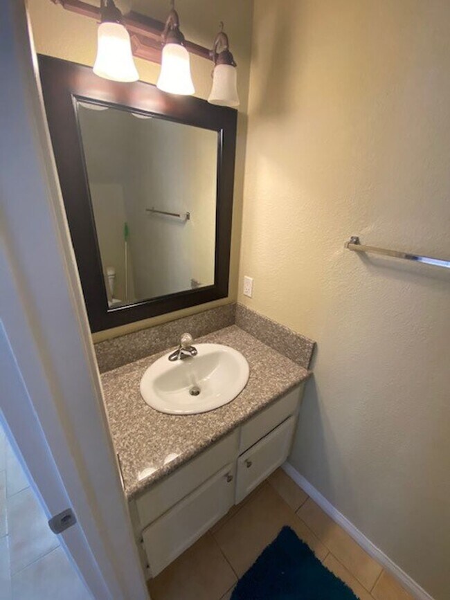 Building Photo - Stylish 2-Bed Townhome with Loft & Dual Pr...