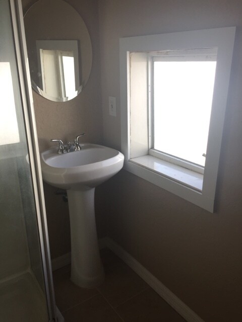 Building Photo - MOVE IN SPECIAL- Cozy Remodeled  1 Bed/1 Bath Home in Saint Cloud