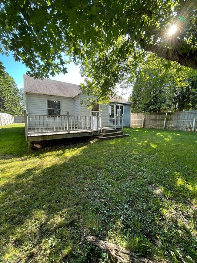 Building Photo - AVAILABLE NOW - 2 Bedroom, 1 Bath Two Harb...