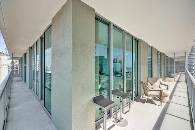 Building Photo - 1111 SW 1st Ave