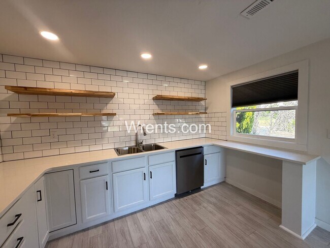 Building Photo - Unique 1 Bed / 1 Bath Duplex in Convenient Spokane Location!