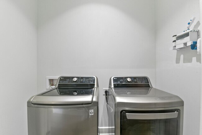 Building Photo - Stunning high rise unit in the affluent River Oaks District!