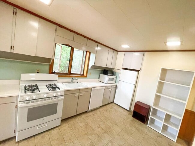 Building Photo - 103 E Spencer St