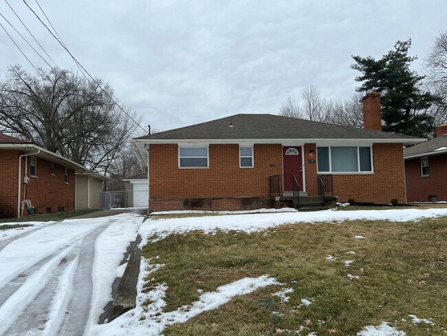 Building Photo - 4 Bedroom with a Huge Fenced Back Yard!