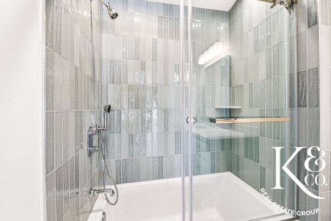 Building Photo - Relaxed Living in Oak Park with All the Up...