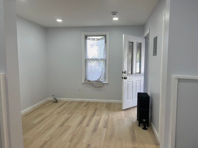 Building Photo - 273 Maple Ave