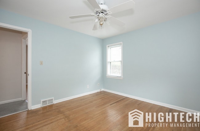 Building Photo - 3 bedroom/1 bath! PARMA!!