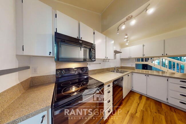 Building Photo - Lovely and spacious townhouse with a 1-car...