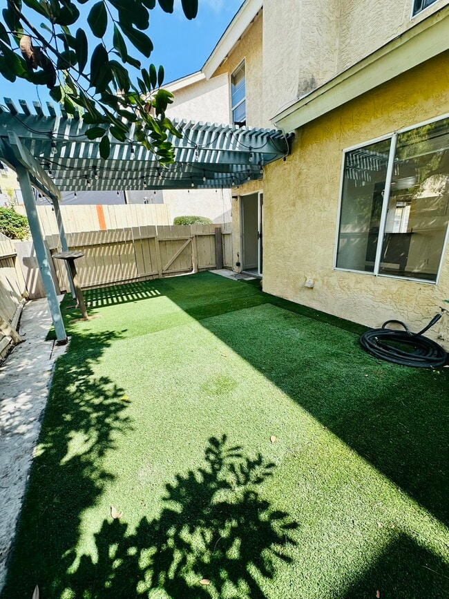 Building Photo - 2089 Manzana Way