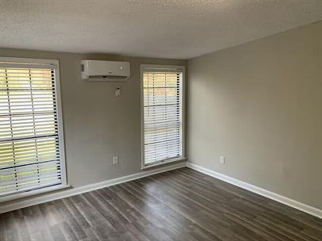 Building Photo - NEW DEAL! FIRST MONTH’S RENT FREE WITH A 1-YEAR LEASE!