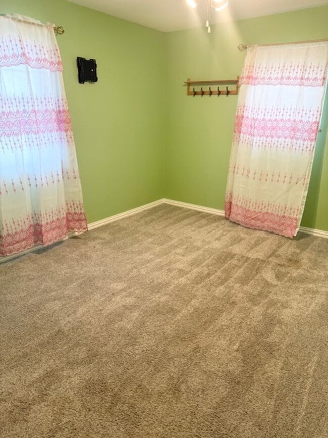 Building Photo - Cozy 3/1.5 Ready To Rent ASAP