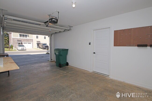 Building Photo - "Impressive 3-Bed Townhouse with Fenced in Backyard!"
