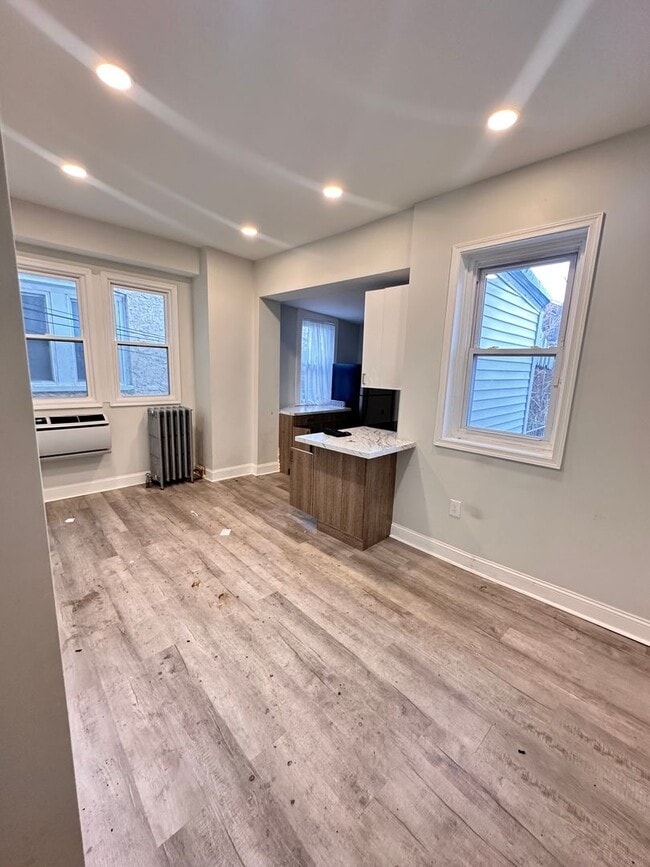 Building Photo - 4931 Walnut St