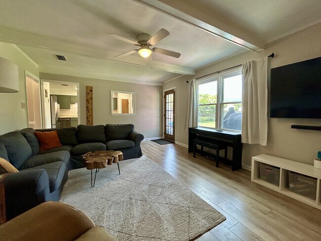 Building Photo - 1701 Everest Cir