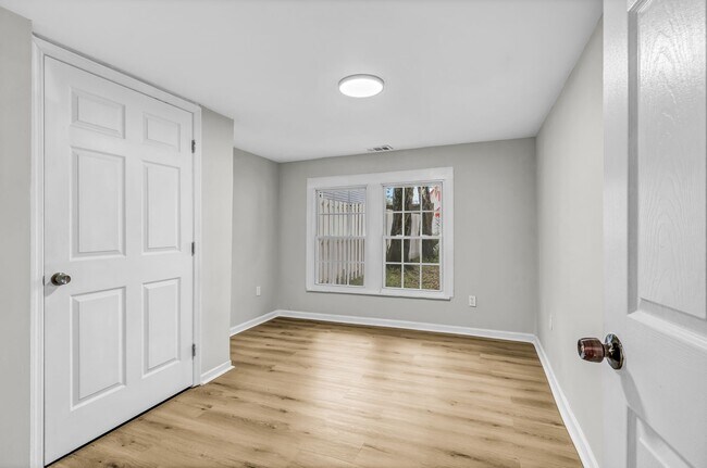 Building Photo - Charming 4BR Downtown Savannah Home with M...