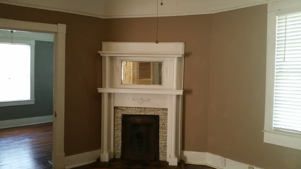 Living Room -Original hardwood floors,Levolor blinds,decorative fireplace, & ceiling fan with light. - 1215 Java Pl