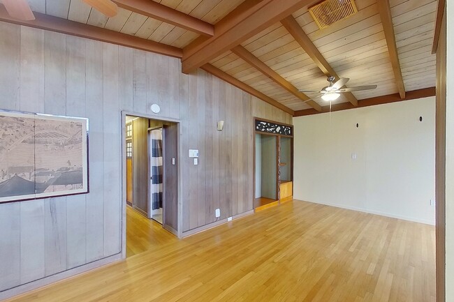 Building Photo - 2 Bed 1 Bath 1 Parking Apartment. 1 Year Lease.
